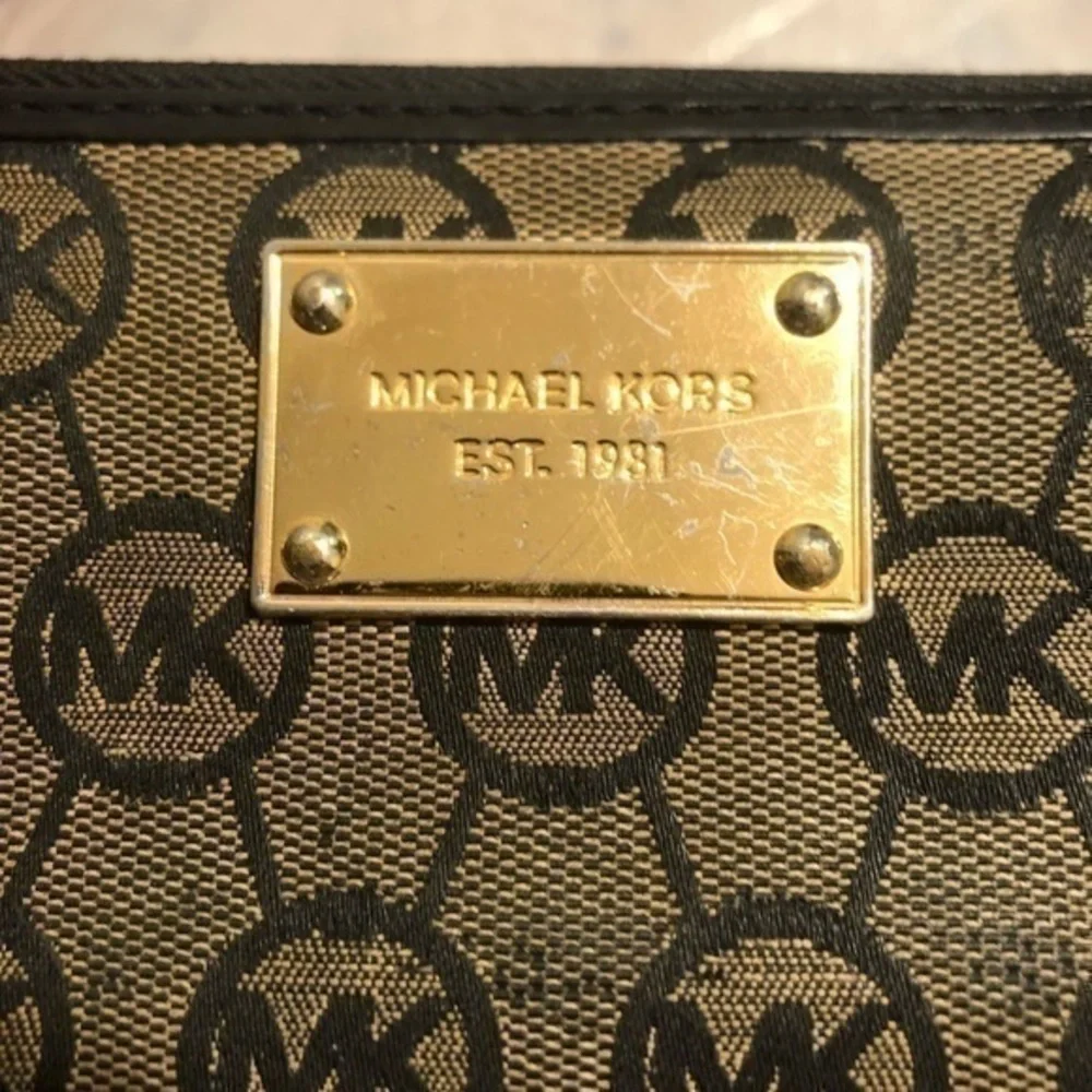 Michael kors signature zipper clutch wallet